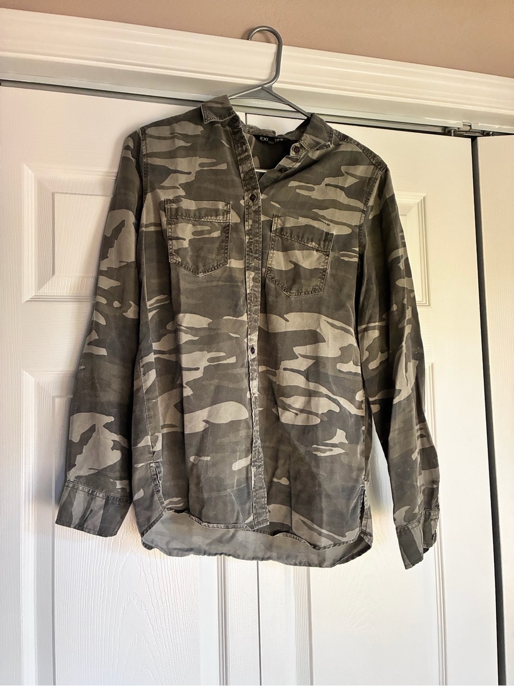 Express Women's Camo Button-Down Shirt - Olive Green & Tan